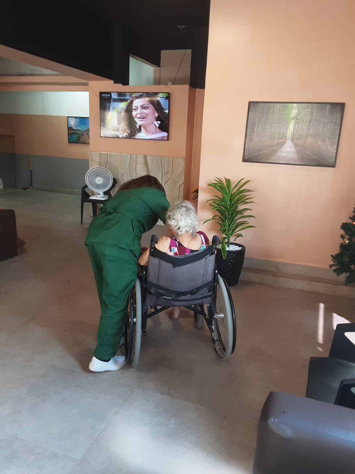 Senhora abraçando carinhosamente um senhor idoso